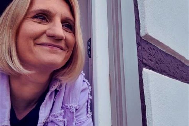 10 escort profiles in Himmelstadt, Germany. Browse companions, services, rates and book online. Incall and outcall available.