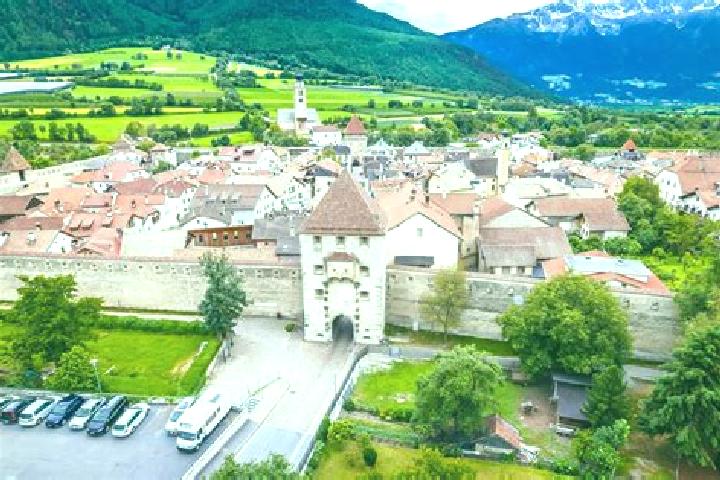 11 escort profiles in Malles Venosta, Italy. Browse companions, services, rates and book online. Incall and outcall available.