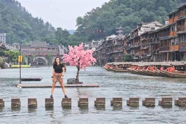 15 escort profiles in Fengchuan, China. Browse companions, services, rates and book online. Incall and outcall available.