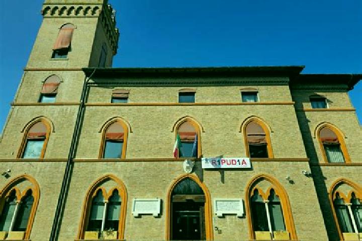 7 escort profiles in Cadelbosco di Sotto, Italy. Browse companions, services, rates and book online. Incall and outcall available.