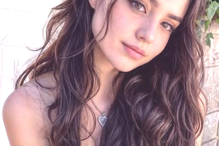 Abigail, 20, a red hazel-eyed latina companion based in Balosani. Offering Couples, OWO, Party Girl. Available for incall and outcall, day and evening dates.