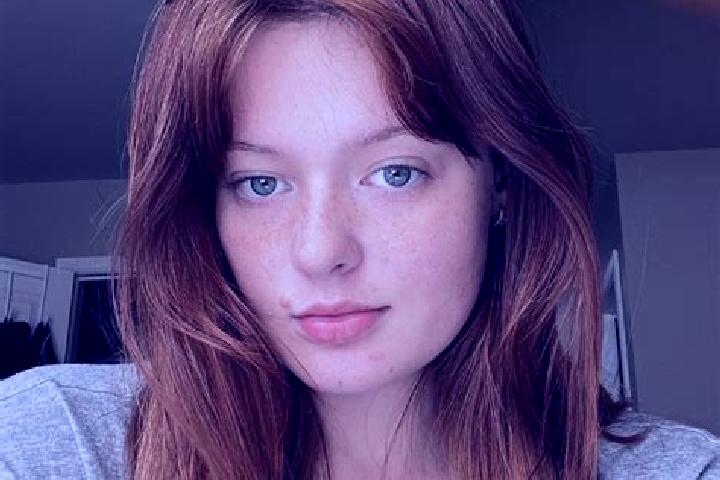 Abigail, 22, a auburn grey-eyed mixed companion based in Aletshausen. Offering Striptease, BDSM, CIM. Available for incall and outcall, day and evening dates.