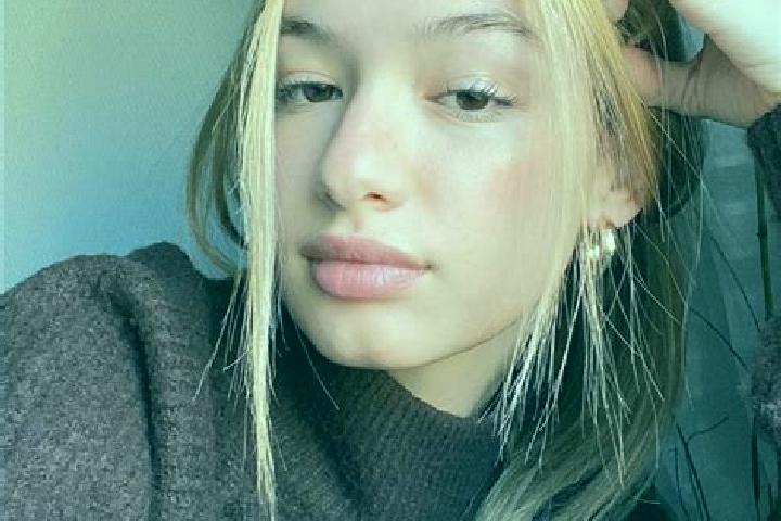 Abigail, 23, a blonde brown-eyed mixed companion based in Plougrescant. Offering Duos, Couples, Domination, CIM. Available for incall and outcall, day and ev...
