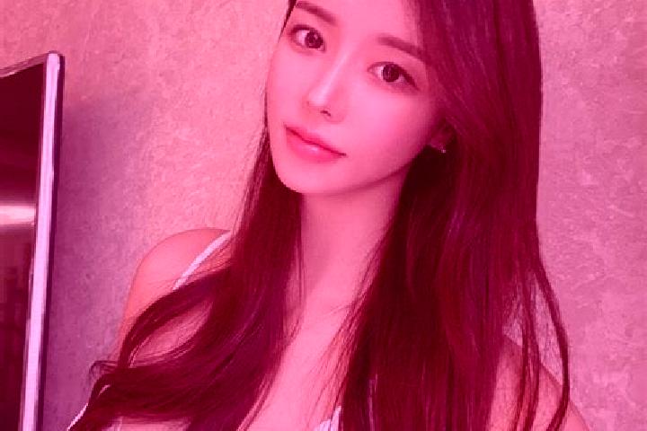 Abigail, 27 — Escort in Fuwen, China