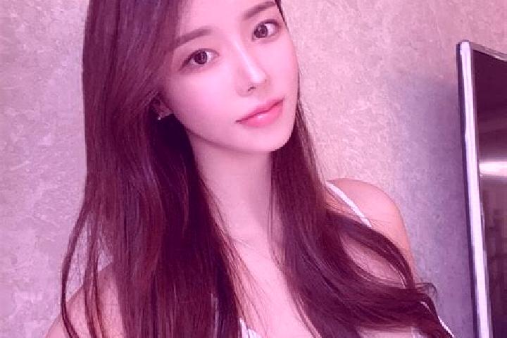 Addison, 27 — Escort in Houbai, China