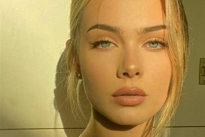 Addison, 39, a red green-eyed european companion based in Bedihost. Offering Duos, Striptease. Available for incall and outcall, overnight bookings available.