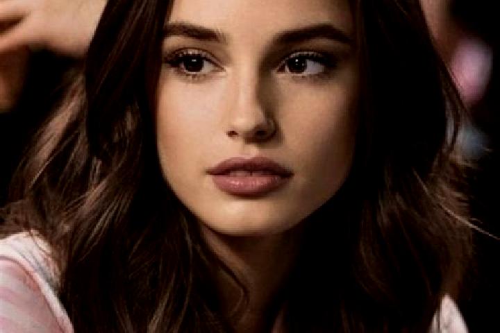 Alice, 21, a brunette brown-eyed ebony companion based in Safwa. Offering CIM, Roleplay, Fetish. Available for incall and outcall, day and evening dates.