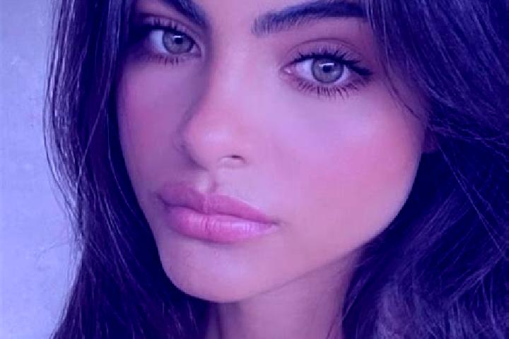 Alice, 23, a black dark-eyed caucasian companion based in Brussels. Offering Dinner Date, A-Level, Striptease. Available for incall and outcall, day and even...