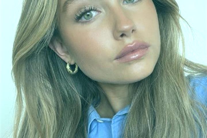 Alice, 23, a dark blonde green-eyed mixed companion based in Saint-Hermenegilde. Offering Girlfriend Experience, CIM, Deep French Kissing. Available for inca...