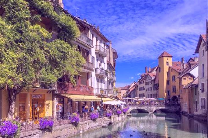 Alice, 24 — Escort in Chilly, France