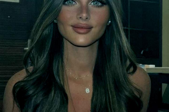 Alice, 26, a brunette dark-eyed latina companion based in Abersoch. Offering Striptease, A-Level, Overnight, Deep French Kissing. Available for incall and ou...