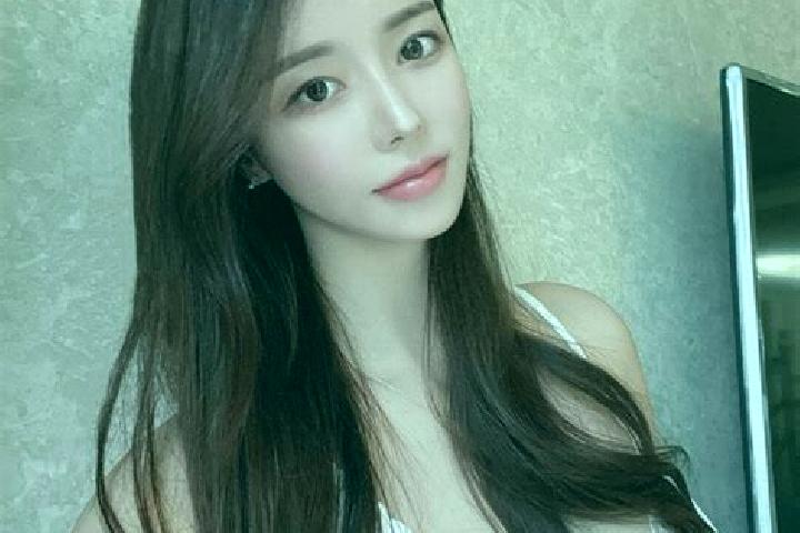 Alice, 27 — Escort in Lahayong, Indonesia