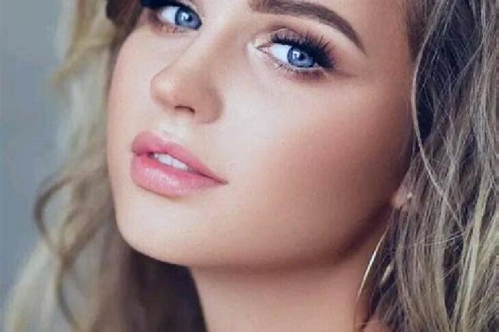 Alice, 28, a dark blonde blue-eyed ebony companion based in Ceggia. Offering Girlfriend Experience, A-Level, Erotic Massage, Domination. Available for incall...