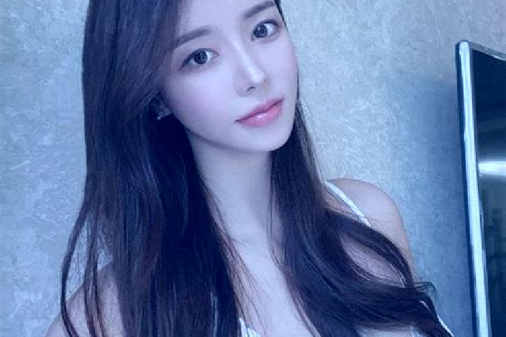 Alice, 28 — Escort in Kampungdukuh, Indonesia