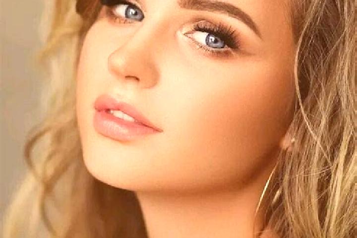 Alice, 32, a dark blonde blue-eyed mediterranean companion based in Cefa. Offering Party Girl, Fetish, Roleplay, GFE, Dinner Date. Available for incall and o...