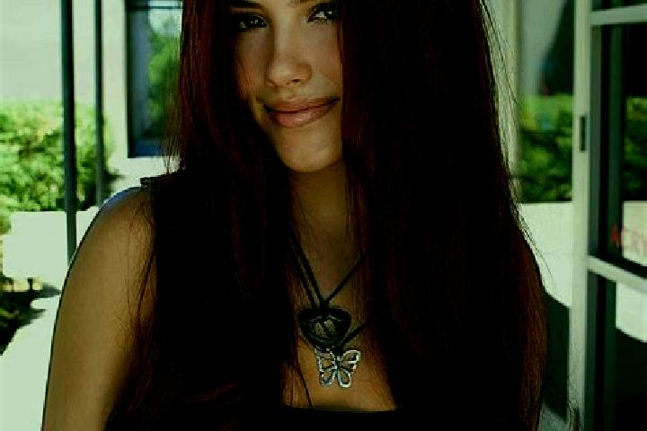 Alice, 34, a auburn dark-eyed latina companion based in Heukewalde. Offering CIM, Erotic Massage, BDSM. Available for incall and outcall, day and evening dates.