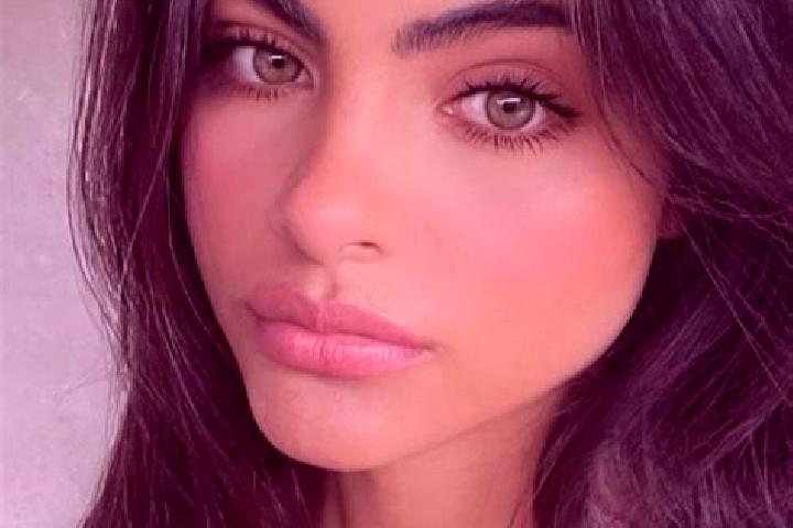 Alice, 34, a brunette green-eyed latina companion based in Prazeres. Offering Erotic Massage, Roleplay, BDSM, GFE. Available for incall and outcall, overnigh...