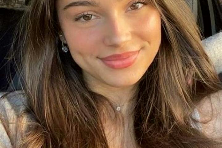 Amelia, 21, a brunette hazel-eyed latina companion based in Valcelele de Sus. Offering Duos, Overnight, Couples, Travel Companion, Deep French Kissing. Avail...