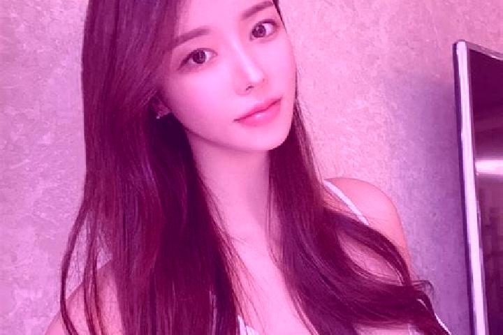 Amelia, 21 — Escort in Jinhaihu, China