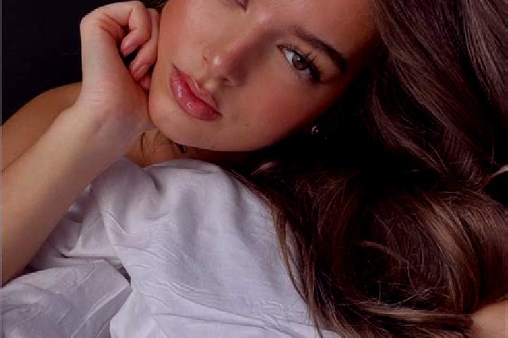 Amelia, 27, a chestnut amber-eyed latina companion based in Quelaines-Saint-Gault. Offering Party Girl, Couples, Deep French Kissing, Striptease. Available f...