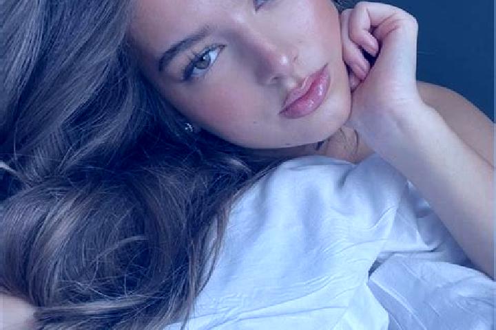 Amelia, 30, a brunette hazel-eyed latina companion based in Moyvillers. Offering Erotic Massage, Travel Companion, Domination, Dinner Date. Available for inc...