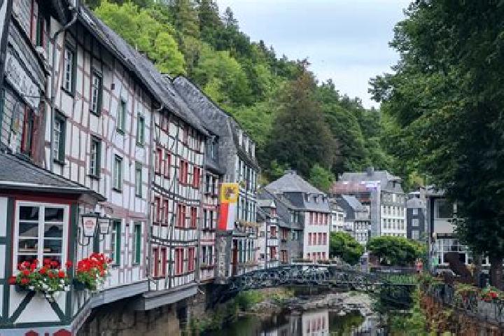 Amelia, 34 — Escort in Honningen, Germany
