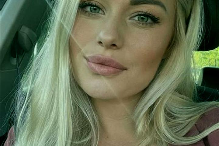 Amelia, 35, a blonde hazel-eyed mediterranean companion based in Vourles. Offering Dinner Date, Tantra, Deep French Kissing. Available for incall and outcall...