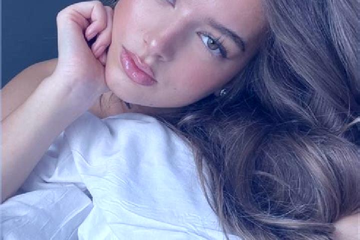 Amelia, 39, a brunette hazel-eyed european companion based in Hope. Offering 69, Massage. Available for incall and outcall, overnight bookings available.