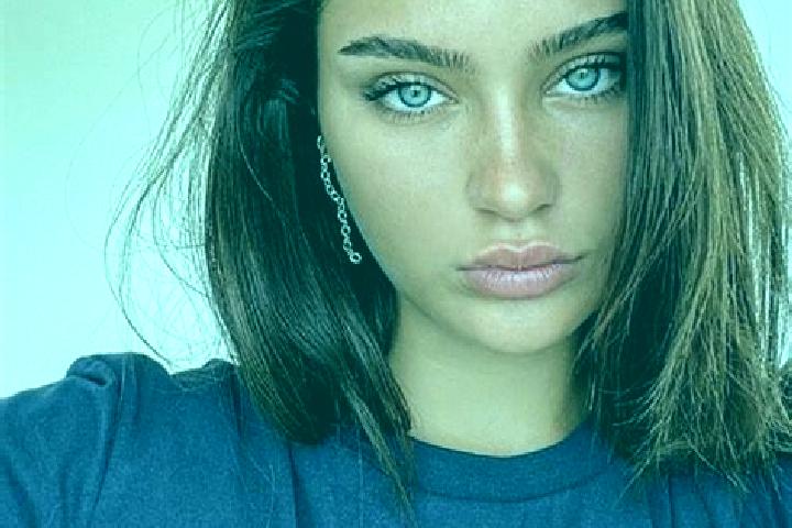 Aria, 25, a brunette dark-eyed ebony companion based in Matinella. Offering Travel Companion, Massage, Erotic Massage, Domination. Available for incall and o...