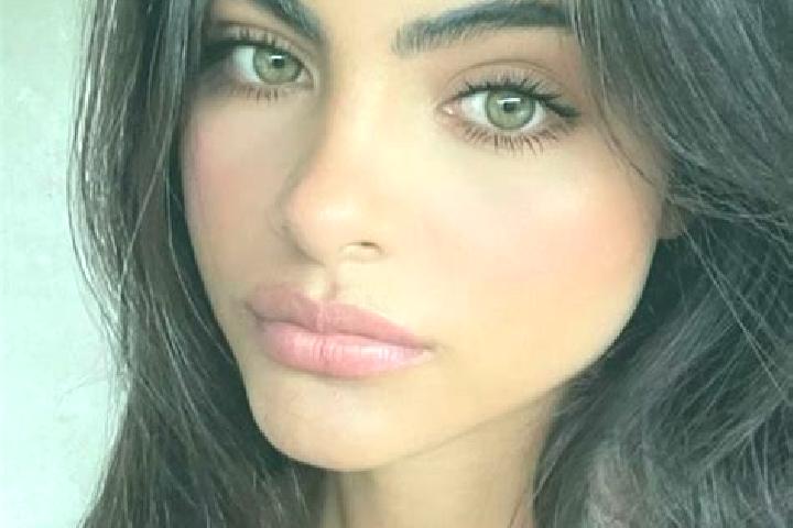 Aria, 27, a chestnut green-eyed indian companion based in Viane. Offering Massage, Striptease, A-Level. Available for incall and outcall, day and evening dates.