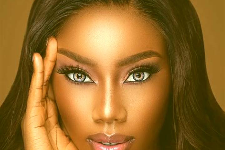 Aria, 30, a red blue-eyed ebony companion based in Wechelderzande. Offering Duos, Striptease, CIM. Available for incall and outcall, day and evening dates.