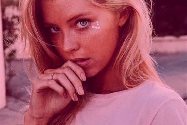 Aria, 34, a blonde blue-eyed middle eastern companion based in The Hill. Offering Massage, Duos. Available for incall and outcall, overnight bookings available.