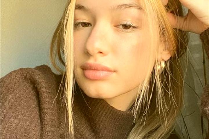 Aria, 34, a blonde brown-eyed asian companion based in Vrnograc. Offering Couples, Duos, Massage, Roleplay. Available for incall and outcall, day and evening...