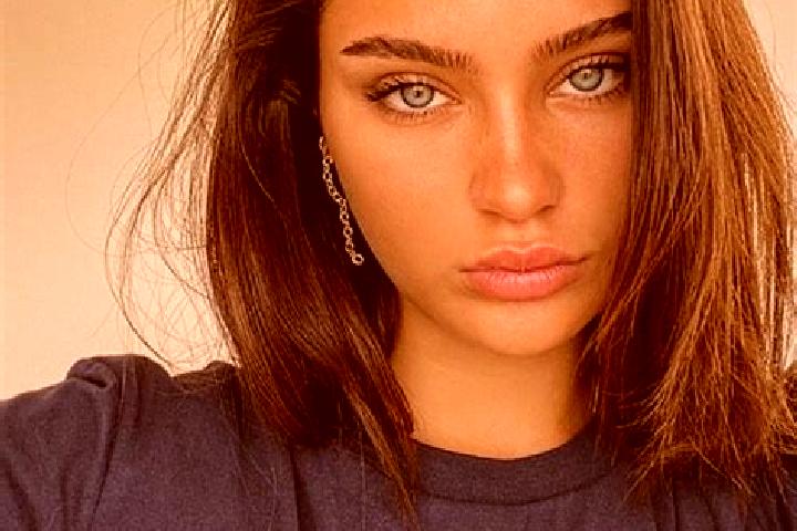 Aria, 34, a brunette dark-eyed mixed companion based in Vareli. Offering GFE, Striptease. Available for incall and outcall, overnight bookings available.