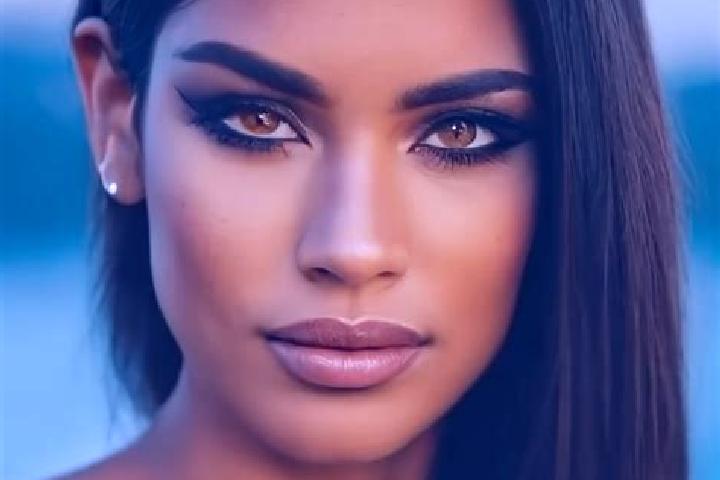 Aria, 37, a red dark-eyed latina companion based in Dukuhsawah. Offering Party Girl, A-Level. Available for incall and outcall, overnight bookings available.