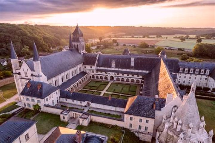 Ariana, 20 — Escort in Fontevraud-l Abbaye, France