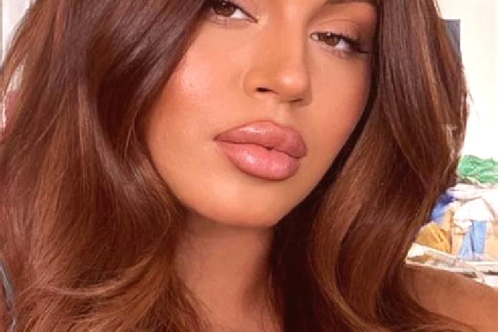 Ariana, 21, a auburn brown-eyed latina companion based in Tocha. Offering Party Girl, 69, Dinner Date. Available for incall and outcall, day and evening dates.
