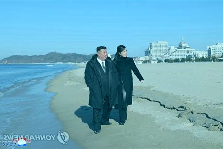 Ariana, 21 — Escort in Chasong, North Korea