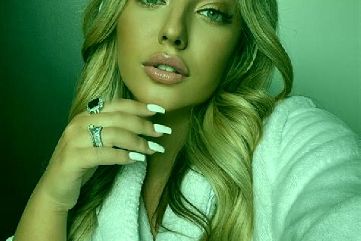 Ariana, 23 — Escort in Albele, Romania