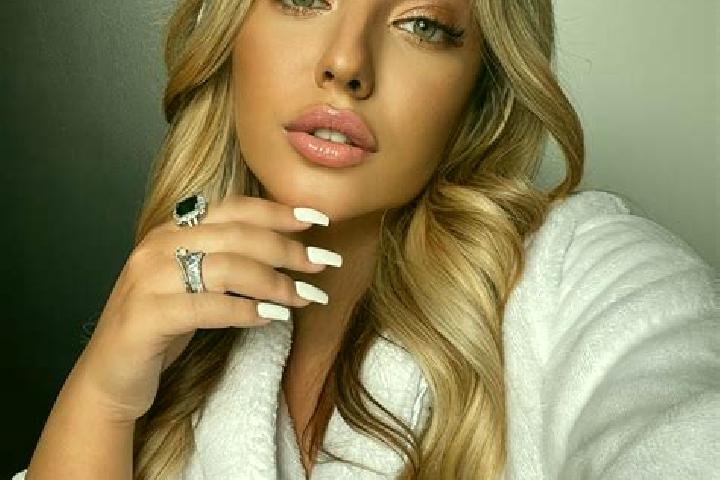 Ariana, 23 — Escort in Evrese, Turkey