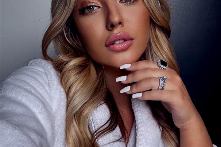 Ariana, 23 — Escort in Kukmirn, Austria