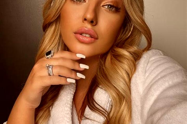 Ariana, 23 — Escort in Langenburg, Canada
