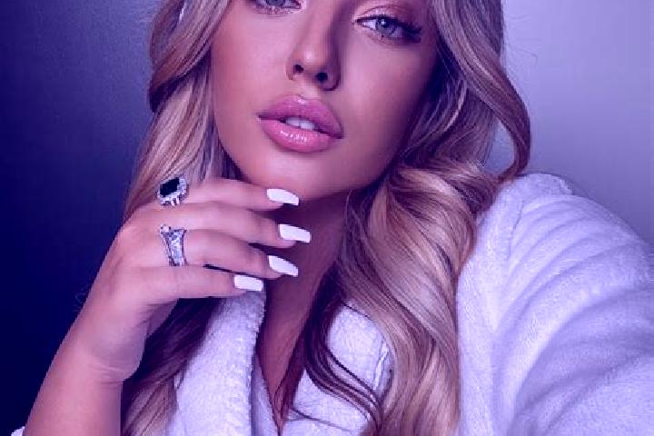 Ariana, 23 — Escort in Udomlya, Russia
