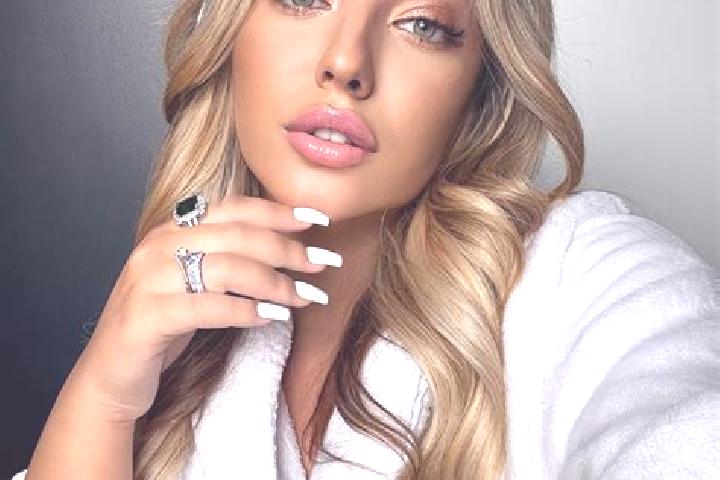 Ariana, 23 — Escort in Vidra, Romania