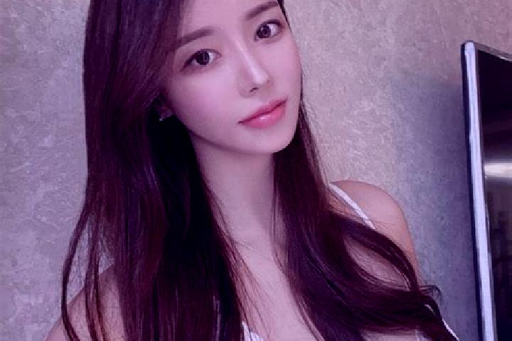 Ariana, 24 — Escort in Celtiksuyu, Turkey