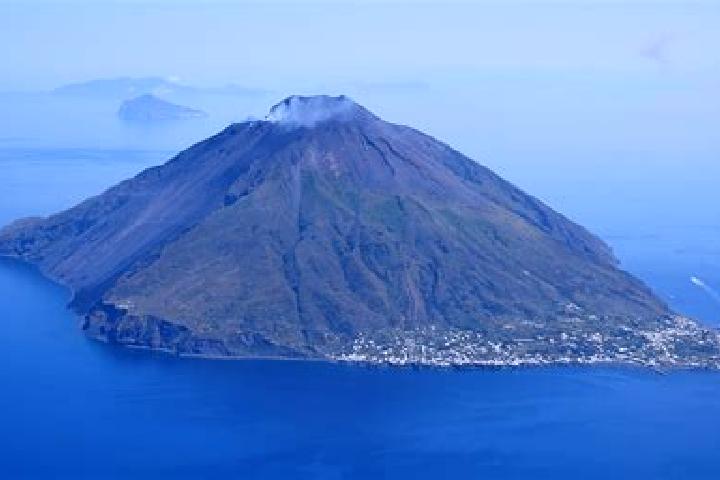 Ariana, 25 — Escort in Stromboli, Italy