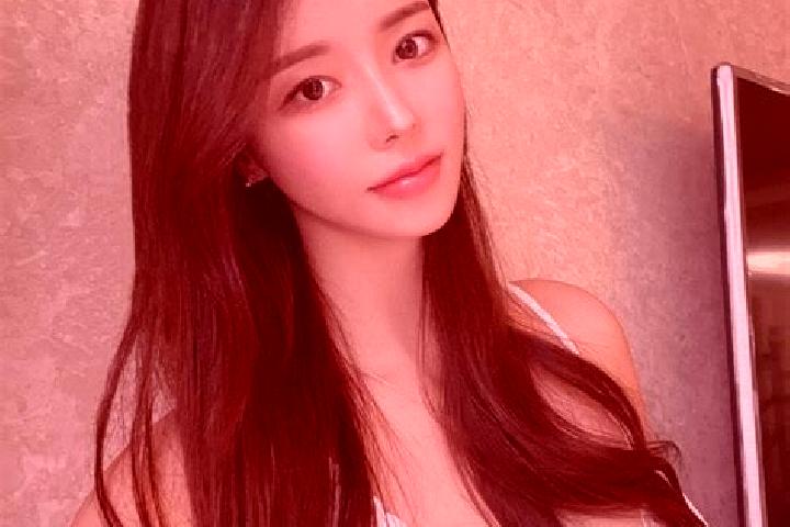 Ariana, 26, a chestnut grey-eyed mediterranean companion based in Tambo. Offering Party Girl, Travel Companion. Available for incall and outcall, overnight b...