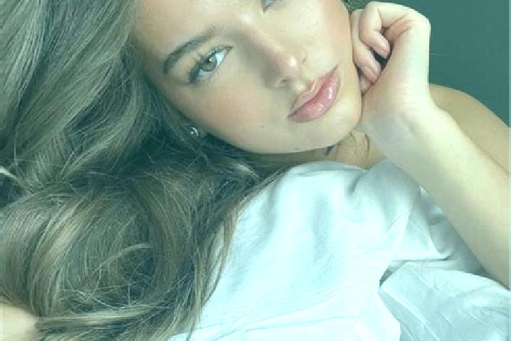Ariana, 30, a brunette hazel-eyed latina companion based in Turze Pole. Offering 69, GFE, OWO. Available for incall and outcall, day and evening dates.