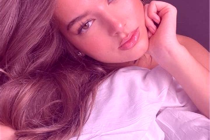 Ariana, 31, a brunette hazel-eyed latina companion based in Stampa. Offering BDSM, Prostate Massage, Couples. Available for incall and outcall, overnight boo...