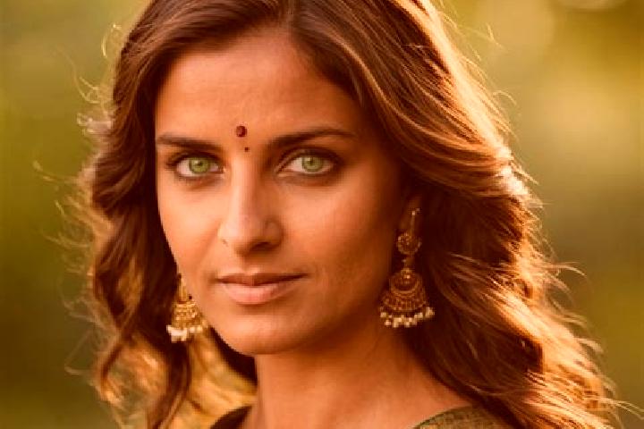 Ariana, 32, a red green-eyed indian companion based in Inazawa. Offering Travel Companion, GFE, CIM. Available for incall and outcall, day and evening dates.